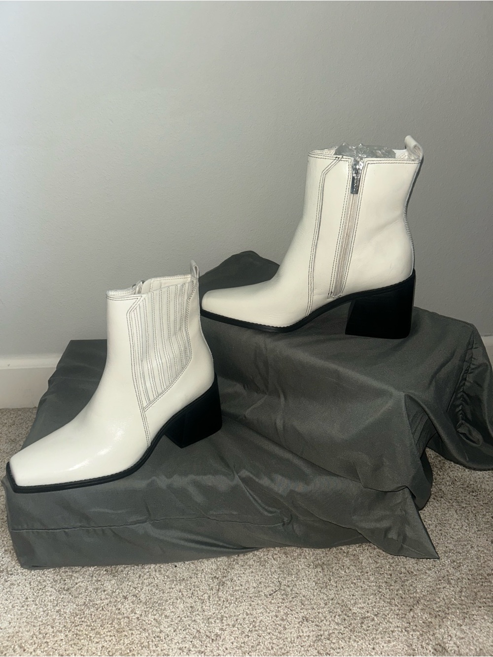NEW Vince Camuto Sojetta Bootie White Leather Chelsea Ankle Boot Sz 8.5 - Picture 7 of 13